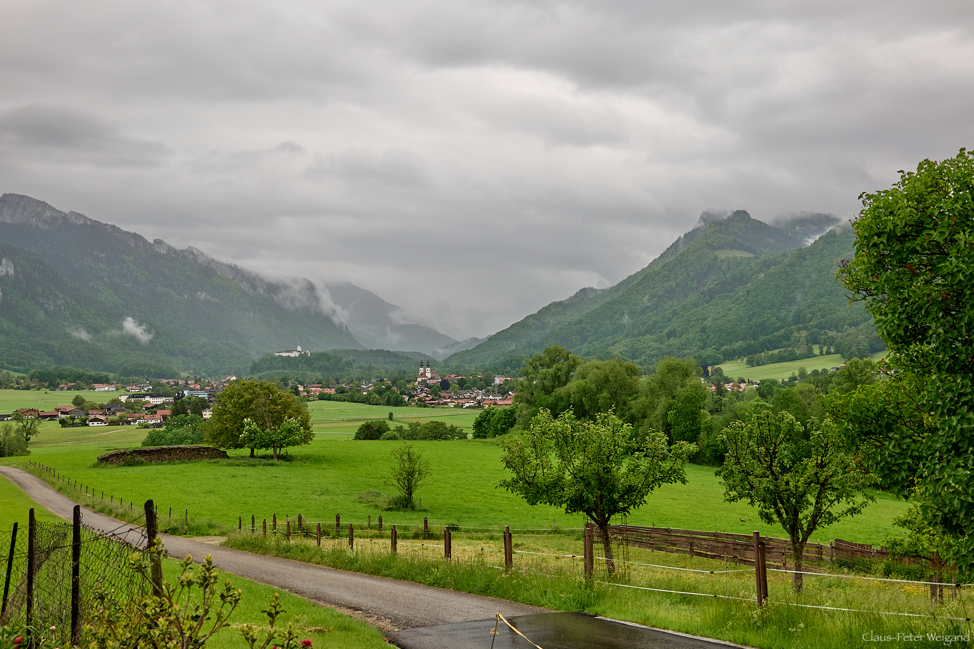 Blick auf Aschau im Chiemgau bei Schietwetter