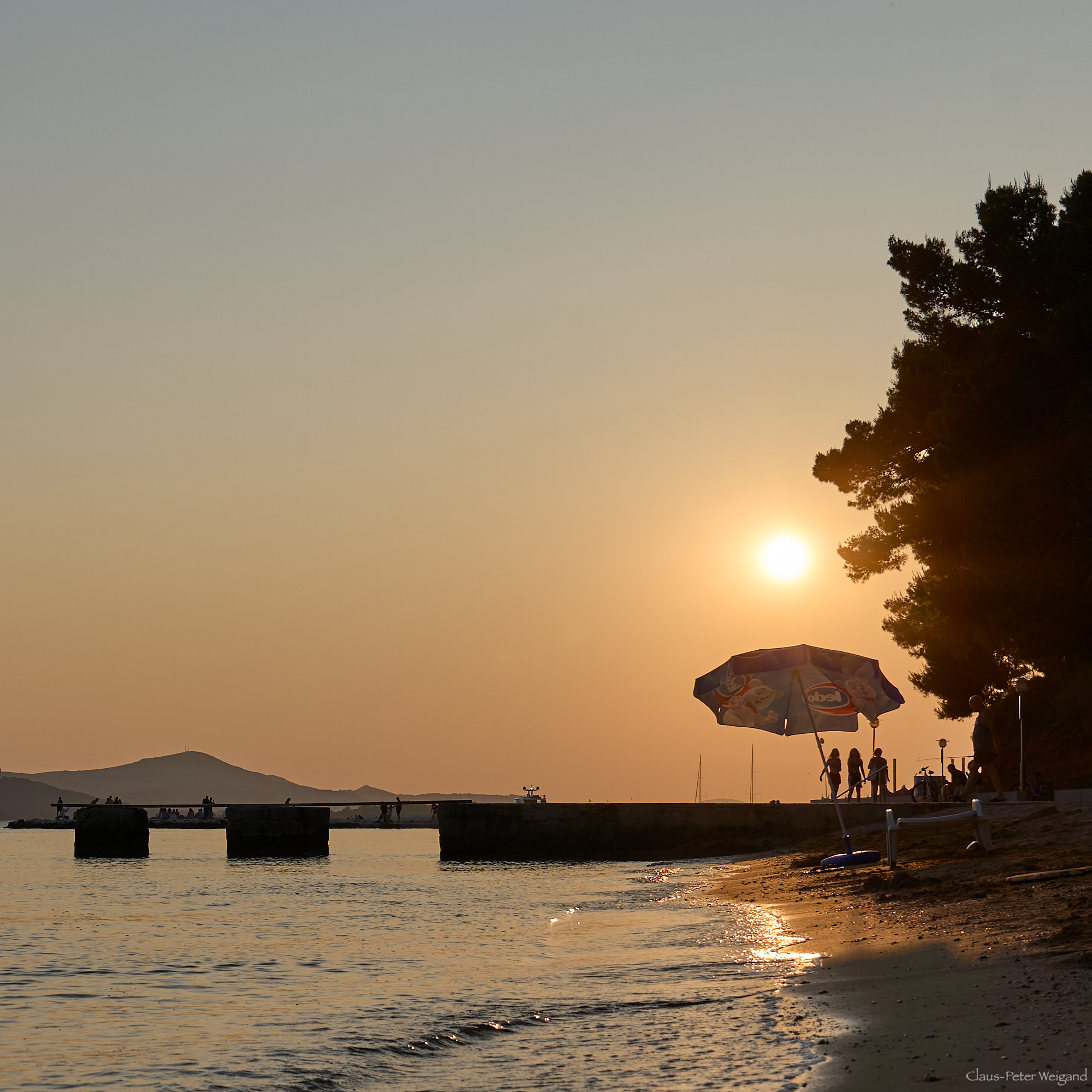 Besucher verlassen den Strand