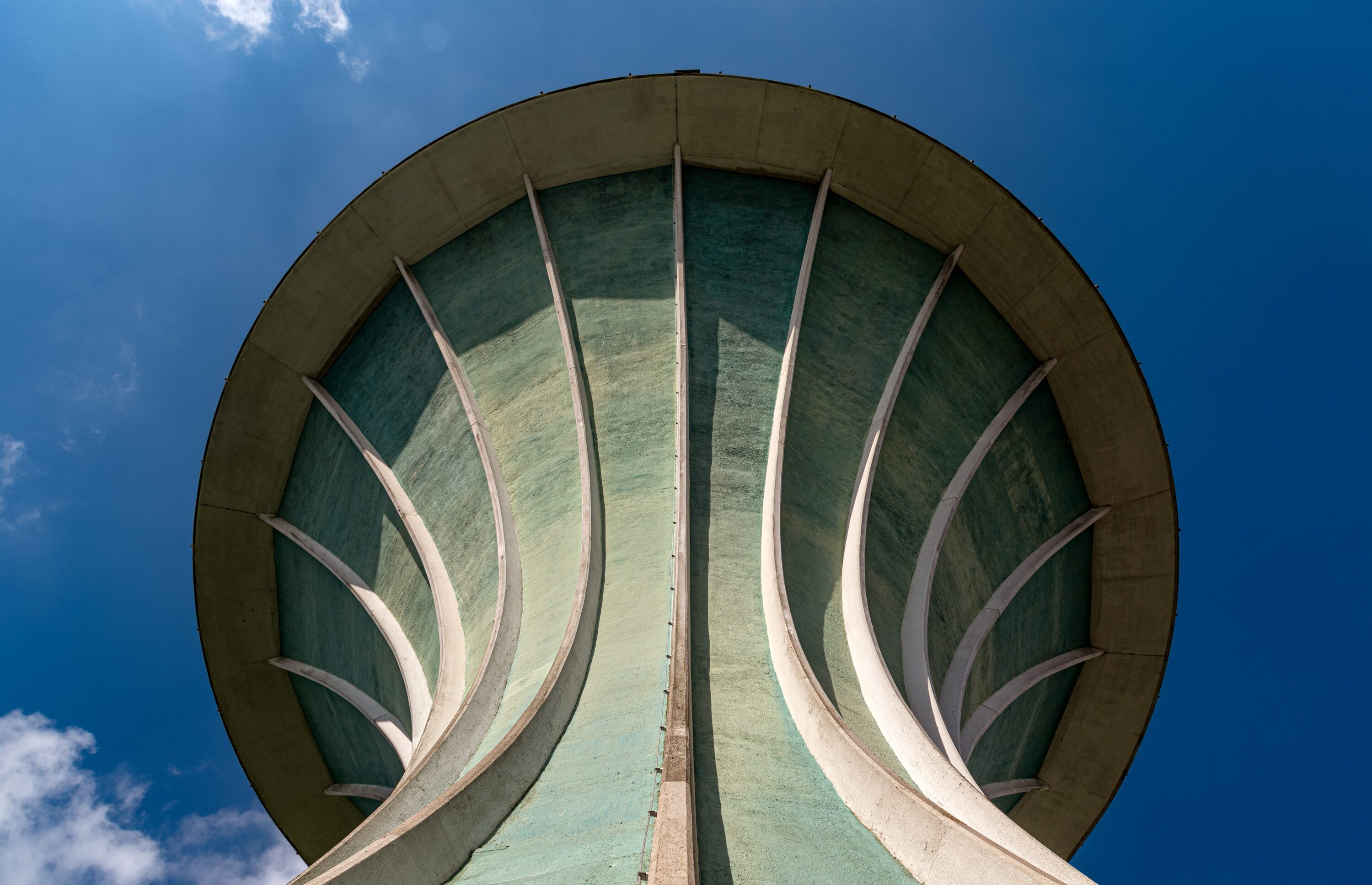 Der Blick richtet sich nach oben beim Wasserturm