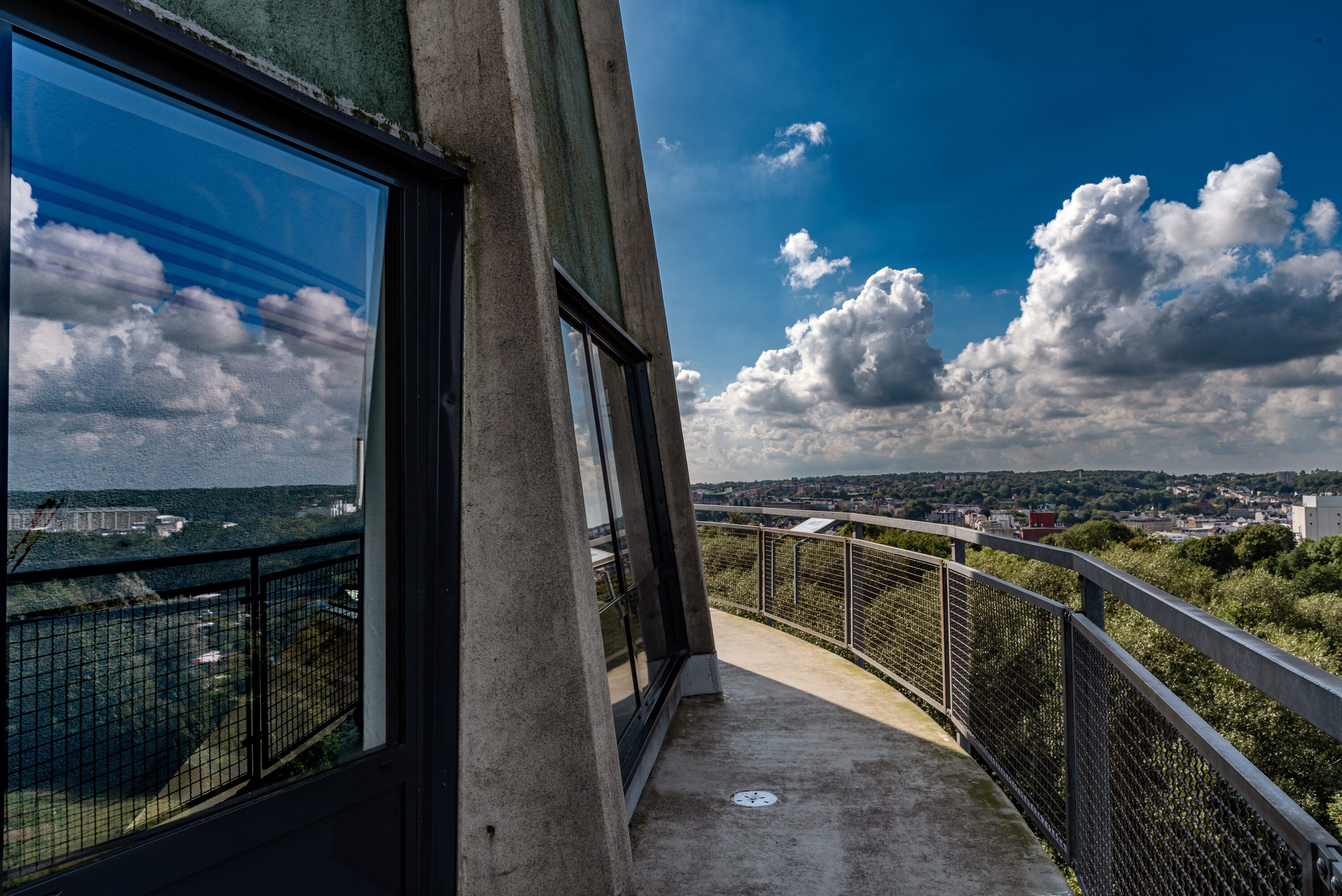 Der Rundgang am Aussichtsturm mit Blick auf den Stadteil Wasserleben