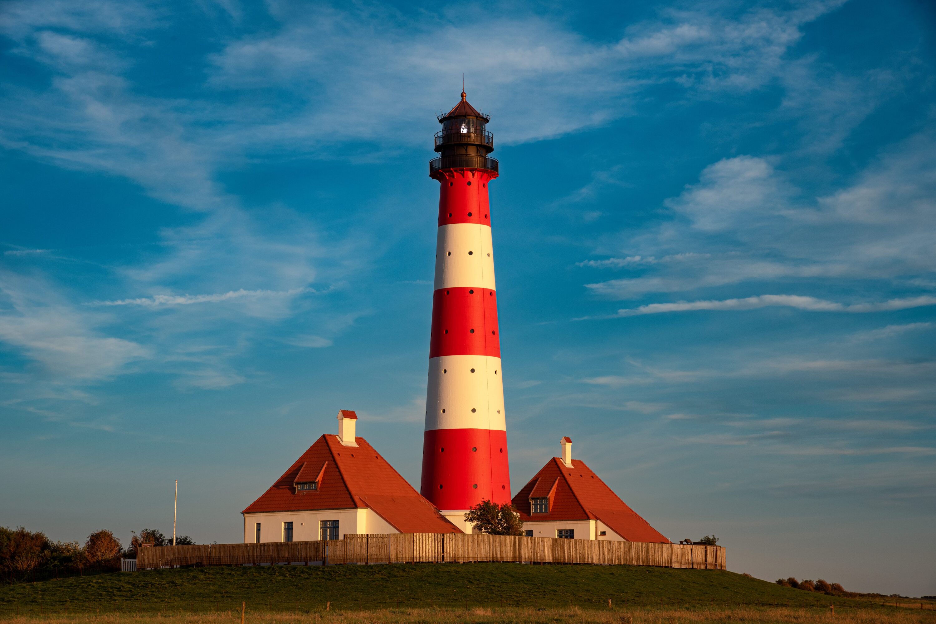 Der Leuchtturm Westerhever in goldiger Abendstimmung