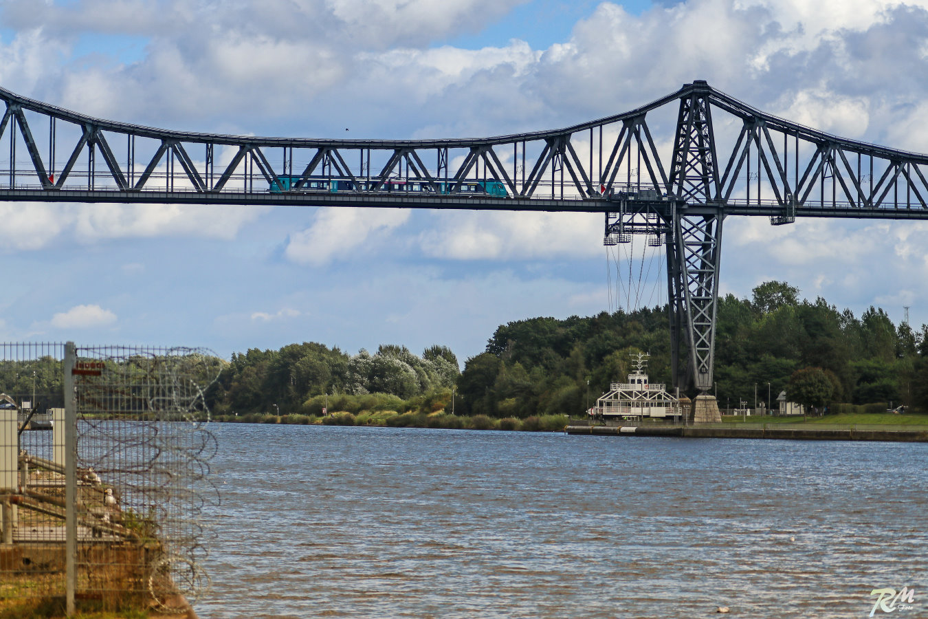 Rendsburger Hochbrücke mit Zug und Schwebefähre