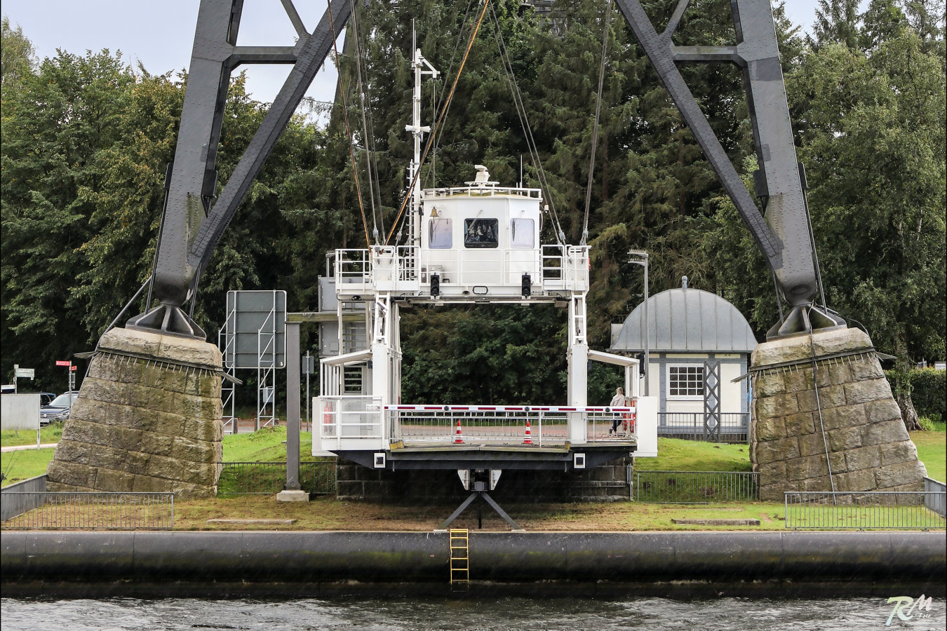 Schwebefähre an Land