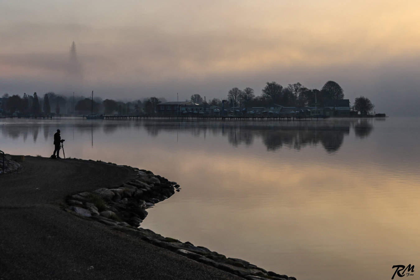 Der Dom ist im Nebel.