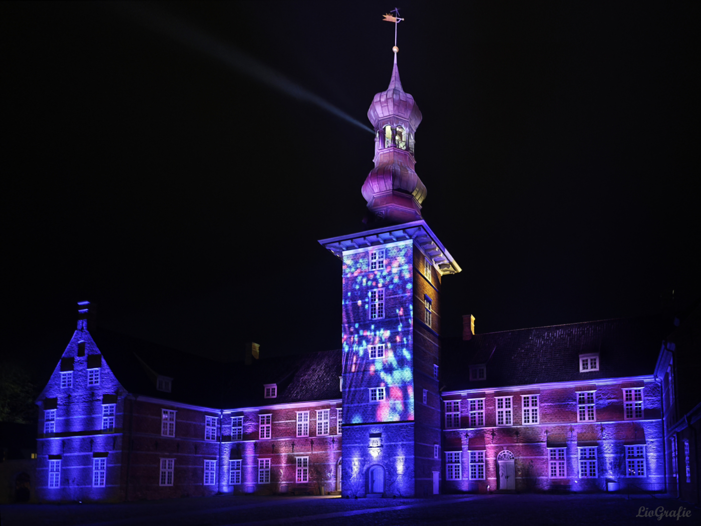 Das Schloss, Thema zusammenhalt