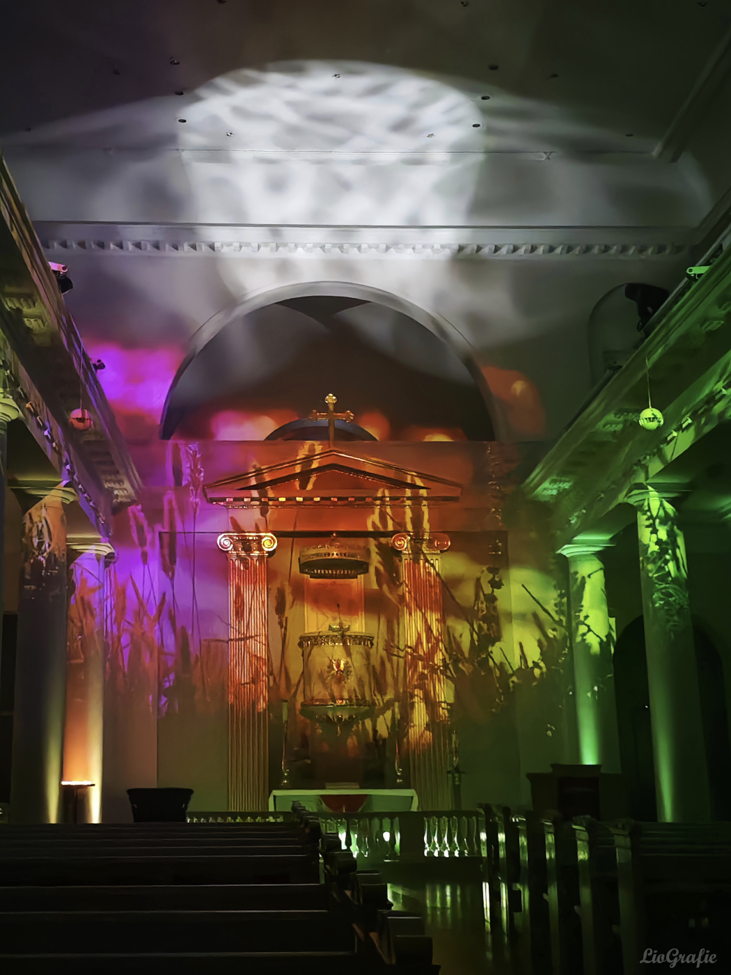 Kirchen Innenraum, Thema Zusammenkunft undVielfalt von Menschen