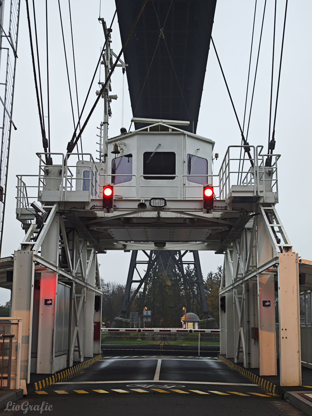 Blick durch die Schwebefähre auf die gegeüberliegene Seite