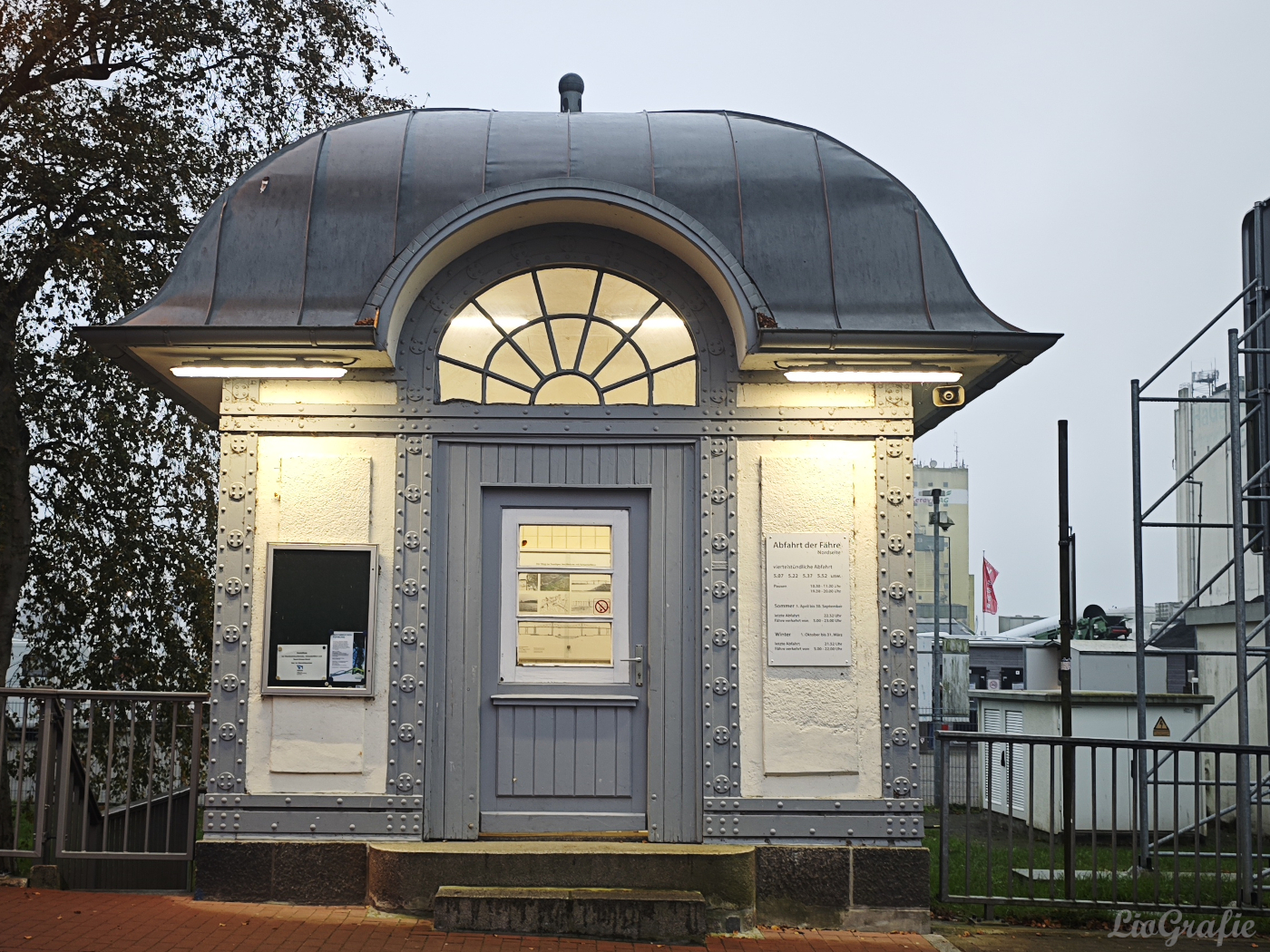 Wartehäuschen an der Schwebefähre