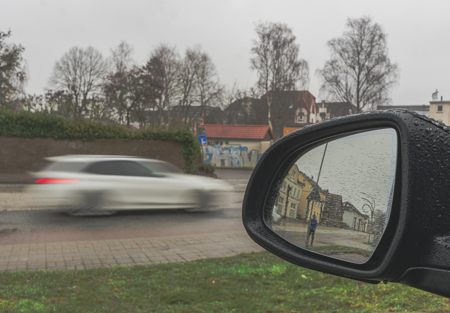 Rückspiegel im Regen