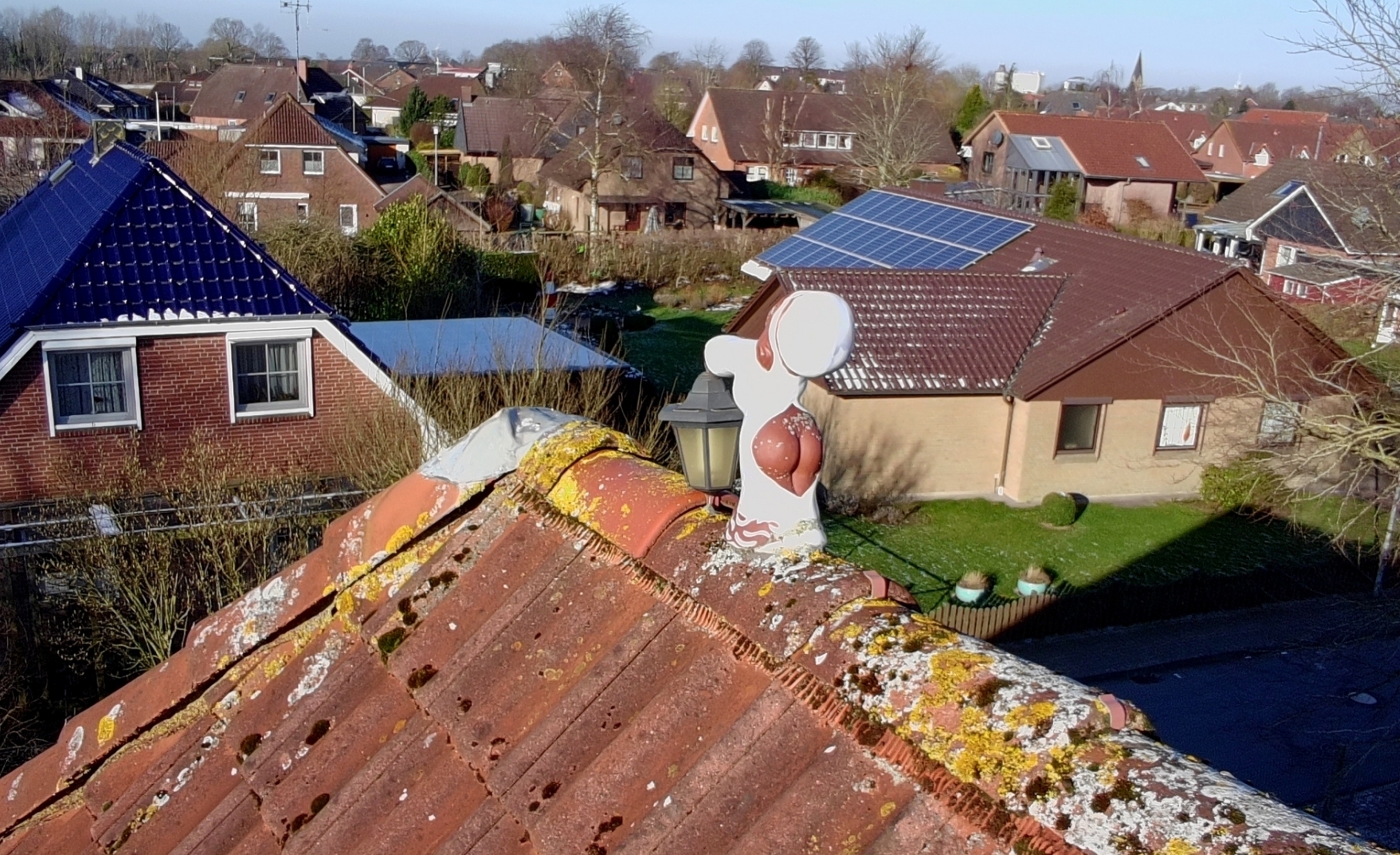 Schicke Dame auf dem Dach