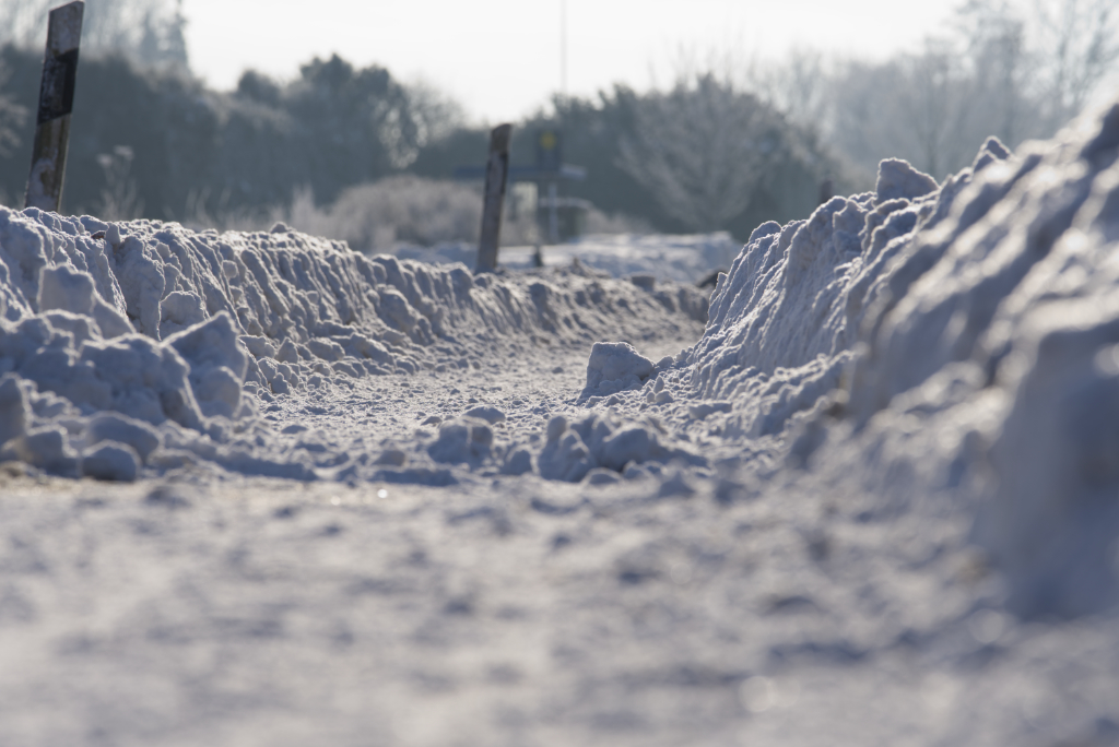 Schneewälle säumen den Weg