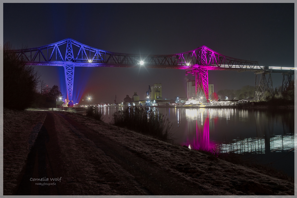 Ein Zug fährt über die Eiserne Lady