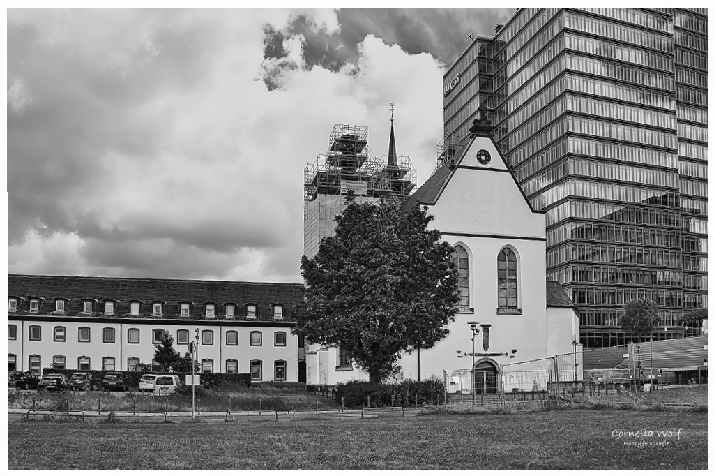 Kontrast - Kirche neben Hochhaus