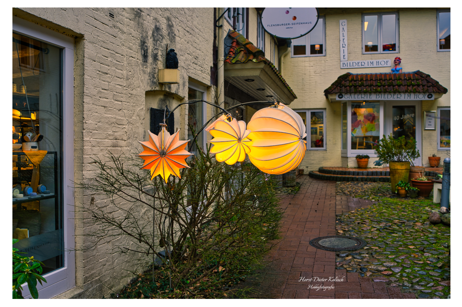 Hof der Lampions  Die Rote Straße ist eine