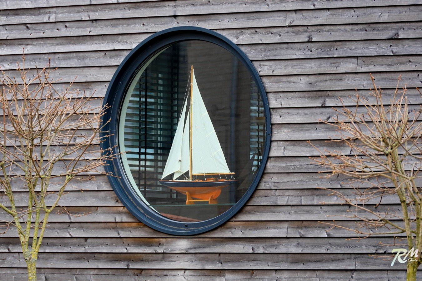 Segelyacht im Fenster