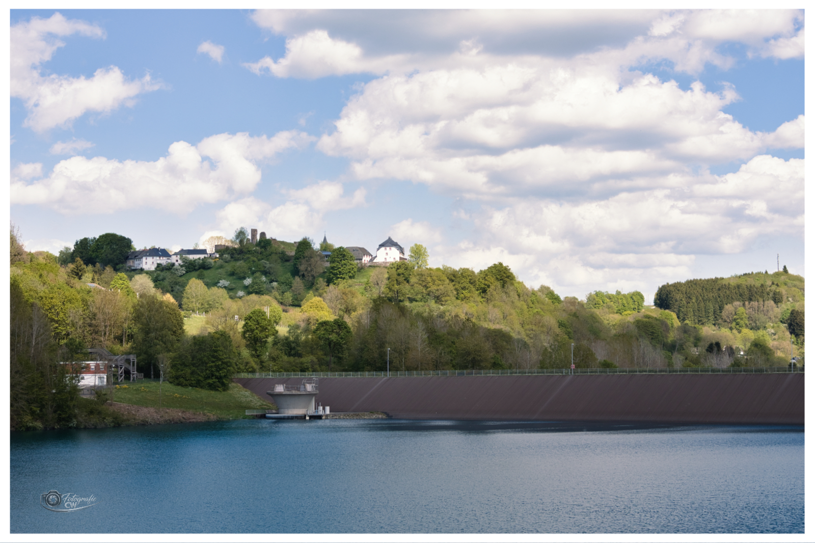 Blick vom Kronenburger See zur Burg Kronenburg