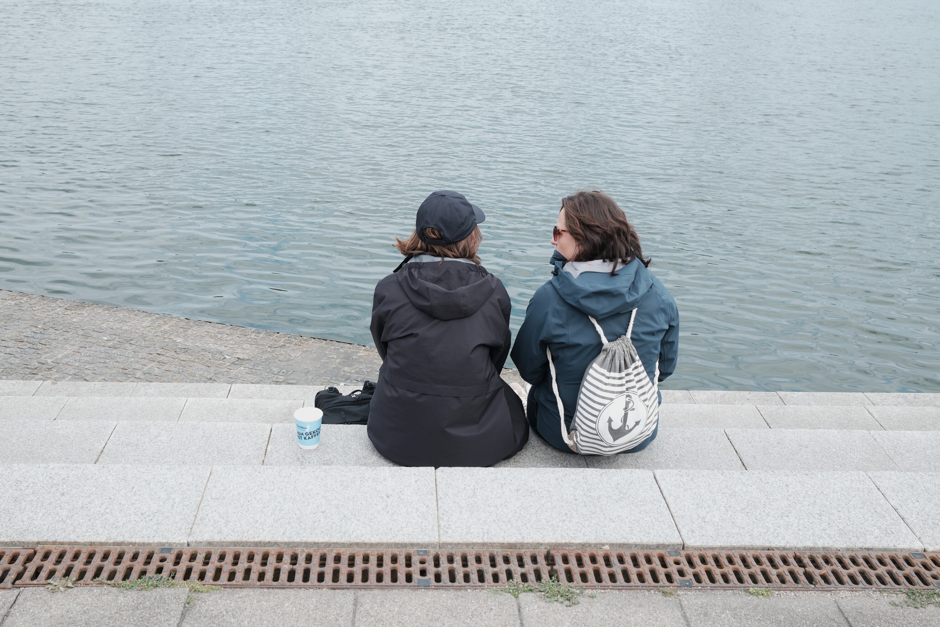 Schnack am Hafen