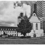 Kontrast - Kirche neben Hochhaus