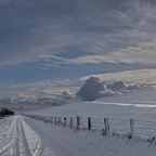 Dunkle Wolken hinterm Deich